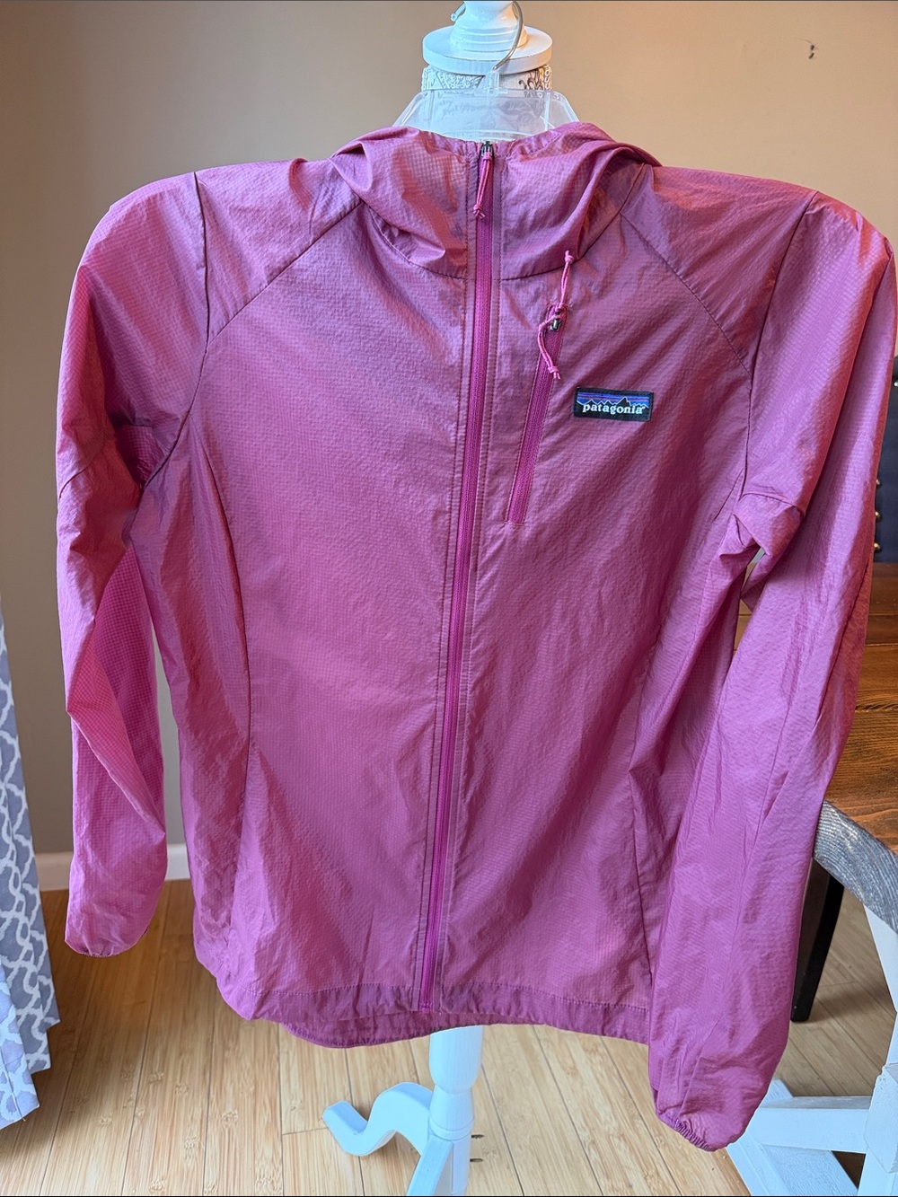 Patagonia Women's Houdini Hooded Lightweight Jacket - Berry Fig - Picture 4 of 8